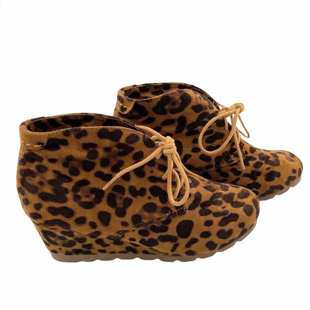 Bella Marie Girls Leopard Print Lace Up Wedge Heel Boot Size 5.5